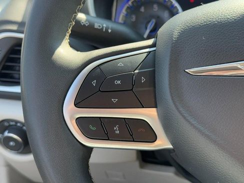 Used 2024 Chrysler Pacifica Touring-L FWD image 18
