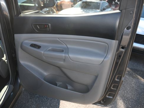 Used 2014 Toyota Tacoma PreRunner image 18