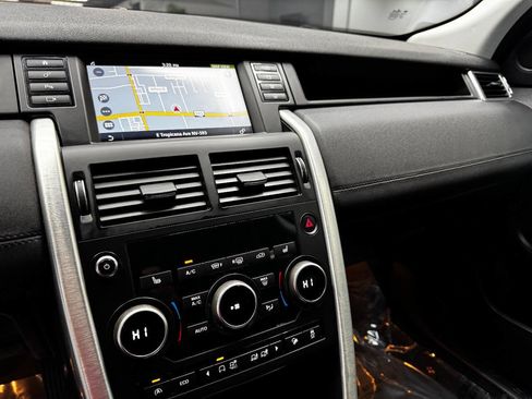 Used 2017 Land Rover Discovery Sport SE image 23