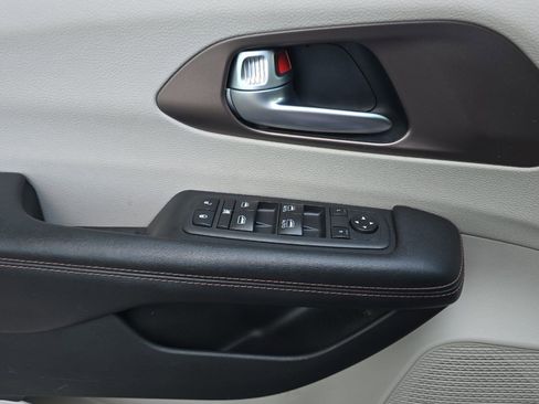 Used 2018 Chrysler Pacifica Touring-L FWD image 11