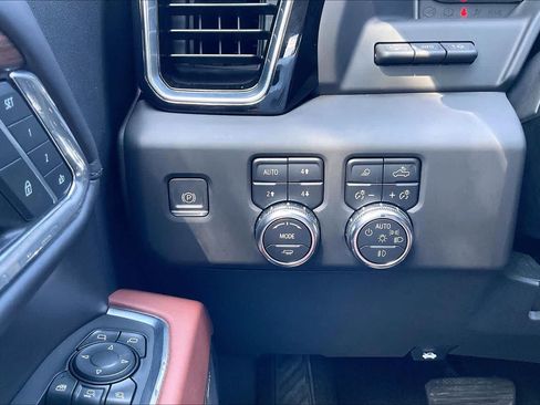 Used 2024 GMC Sierra 2500 Denali Ultimate w/ Snow Plow Prep/Camper Package AWD/4WD image 32
