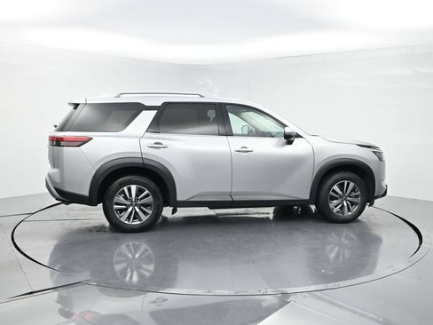 Used 2025 Nissan Pathfinder SL FWD image 4
