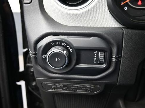 Used 2025 Jeep Wrangler Unlimited Sahara AWD/4WD image 34