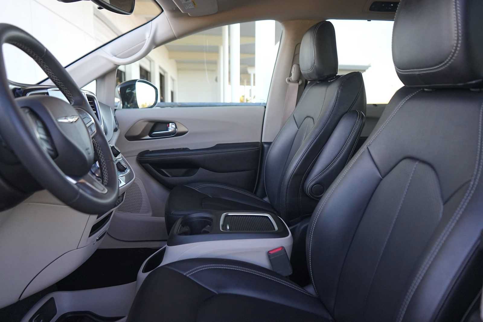 Used 2024 Chrysler Pacifica Touring-L FWD image 11