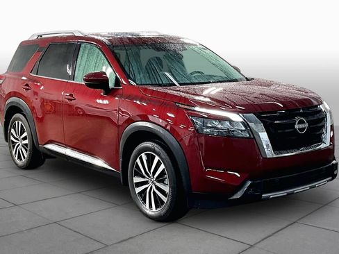 Used 2025 Nissan Pathfinder Platinum FWD image 3