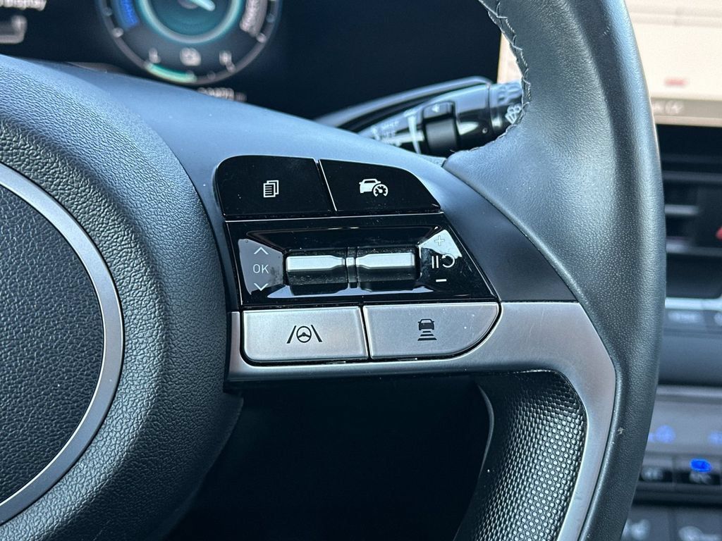 Used 2025 Hyundai Elantra Limited FWD image 30