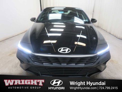 Used 2025 Hyundai Elantra SEL image 2