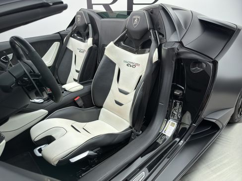 Used 2021 Lamborghini Huracan EVO RWD image 28
