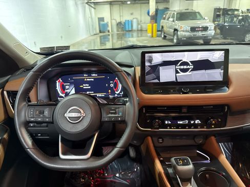Certified 2024 Nissan Rogue Platinum AWD/4WD image 3