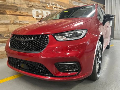 Used 2026 Chrysler Pacifica Limited w/ Uconnect Theater Family Group AWD/4WD image 9