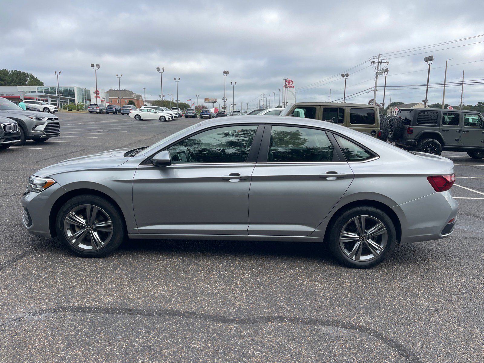 Used 2024 Volkswagen Jetta SE FWD image 13