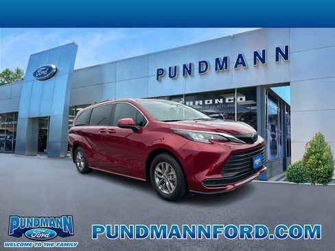 Used 2025 Toyota Sienna LE w/ LE Plus Package AWD/4WD image 1