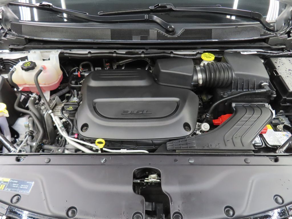 Used 2024 Chrysler Pacifica Limited FWD image 28