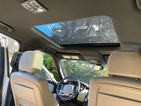 Used 2020 Land Rover Discovery SE image 22