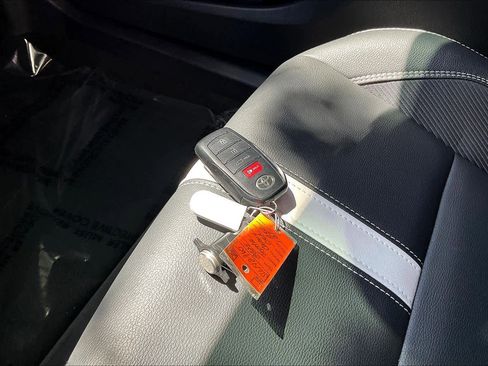 Used 2025 Toyota Camry SE image 11