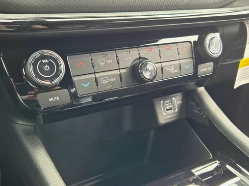 New 2026 Jeep Compass Latitude AWD/4WD image 31