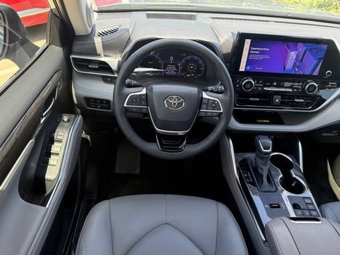 Used 2024 Toyota Highlander Platinum FWD image 26