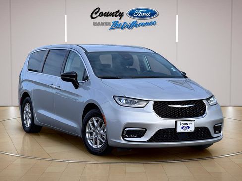 Used 2024 Chrysler Pacifica Touring-L image 1