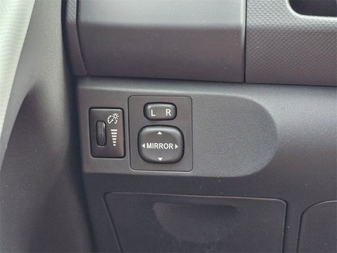 Used 2011 Toyota Yaris Base image 15