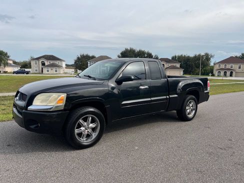 Used 2008 Mitsubishi Raider LS image 2
