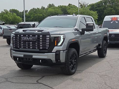 Used 2025 GMC Sierra 3500 Denali Ultimate AWD/4WD image 3