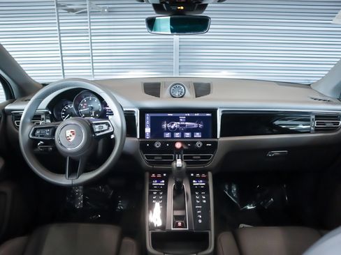Certified 2025 Porsche Macan image 15