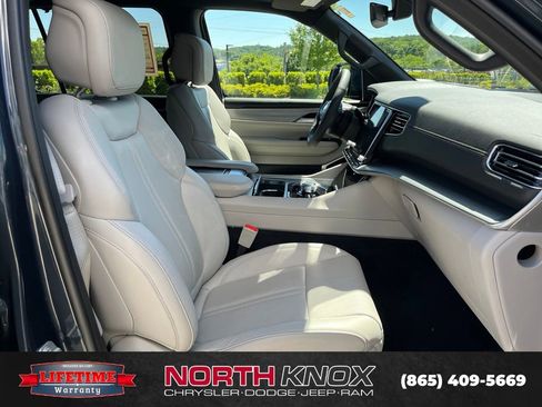 Used 2025 Jeep Wagoneer Series III w/ Premium Group I AWD/4WD image 30