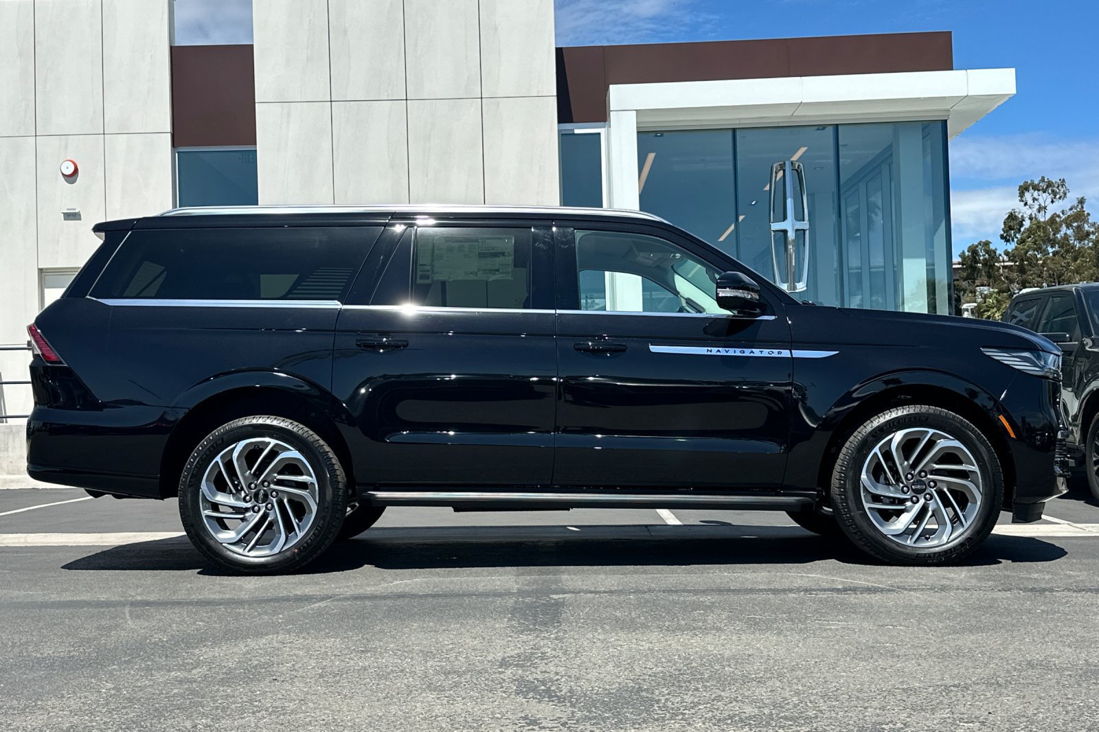 New 2026 Lincoln Navigator L Premier AWD/4WD image 2