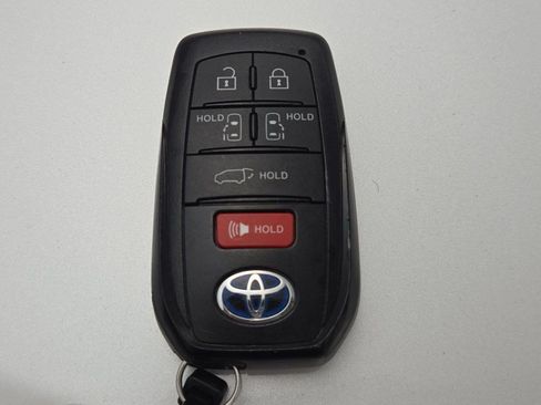 Certified 2025 Toyota Sienna Limited FWD image 33