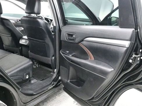 Used 2018 Toyota Highlander LE image 12