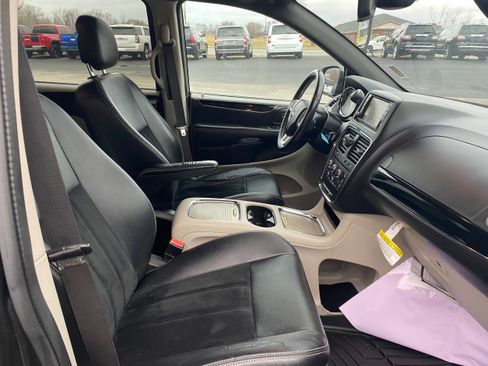 Used 2018 Dodge Grand Caravan SXT image 14