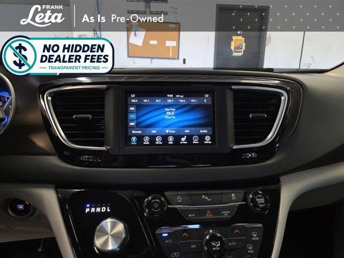 Used 2018 Chrysler Pacifica Touring-L FWD image 10