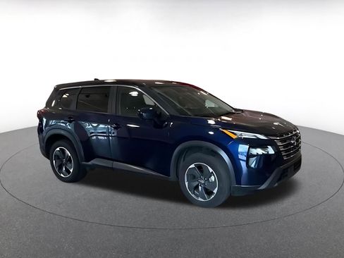 Used 2025 Nissan Rogue SV FWD image 2