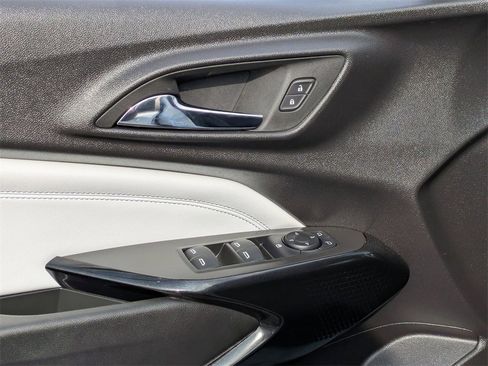 Used 2025 Chevrolet Trax LT w/ LT Convenience Package image 13