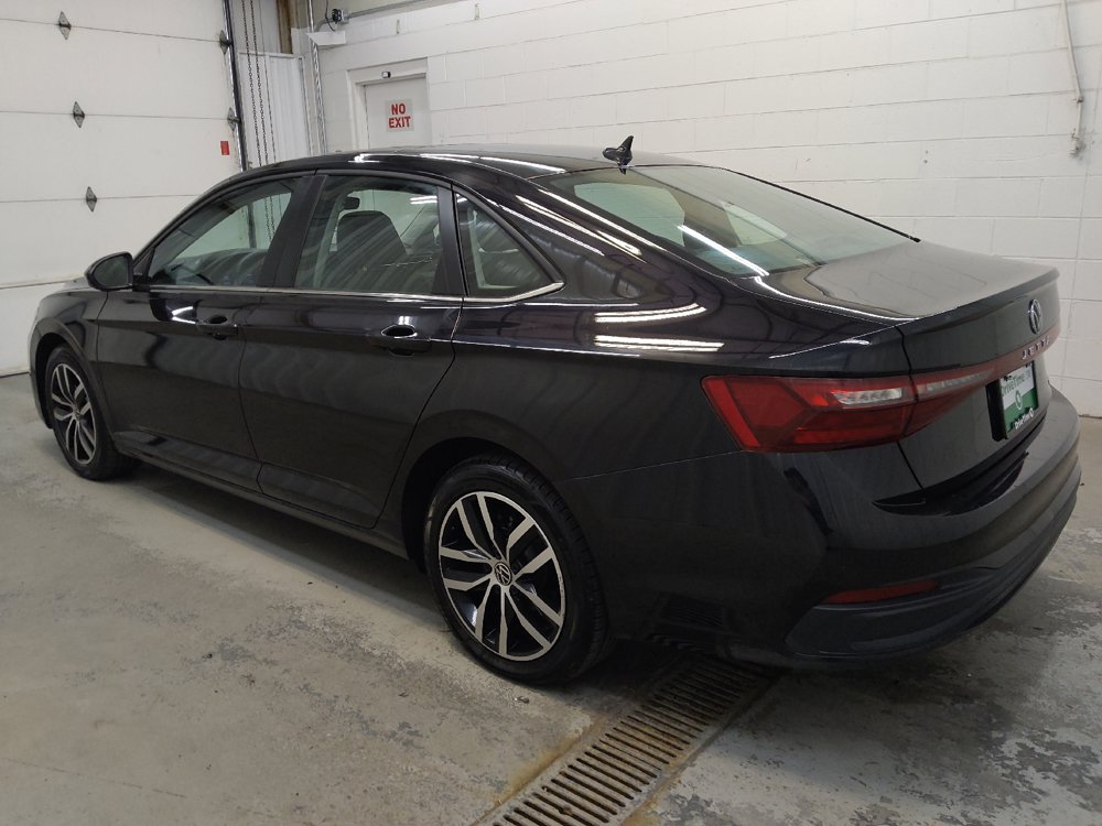 Used 2025 Volkswagen Jetta SE FWD image 3