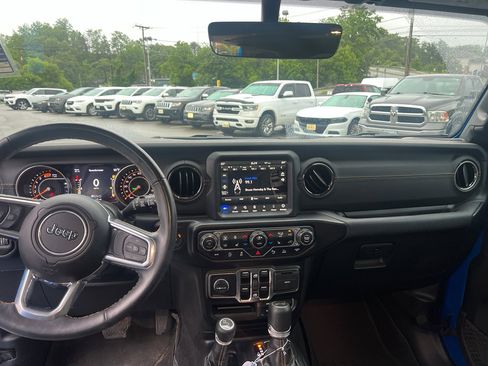 Used 2022 Jeep Wrangler Unlimited Sahara AWD/4WD image 9