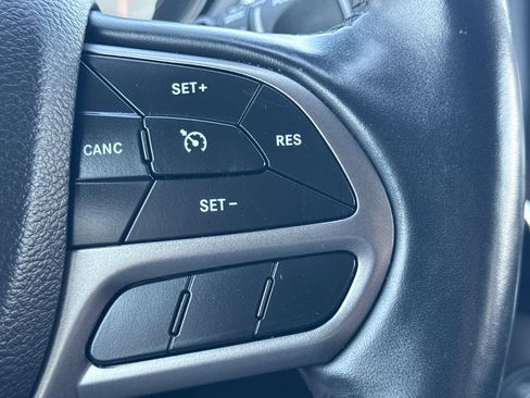 Used 2020 Jeep Cherokee Latitude Plus w/ Cold Weather Group AWD/4WD image 26