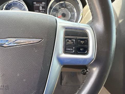 Used 2013 Chrysler Town & Country Touring FWD image 13
