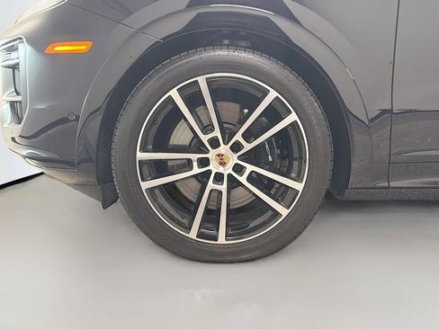Certified 2025 Porsche Cayenne GTS AWD/4WD image 32