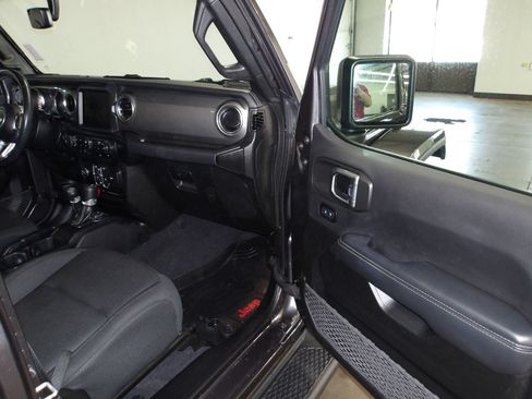Used 2022 Jeep Gladiator Overland w/ Cold Weather Group AWD/4WD image 15