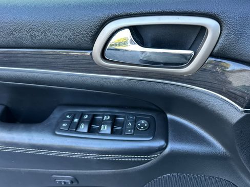 Used 2017 Jeep Grand Cherokee Overland image 12