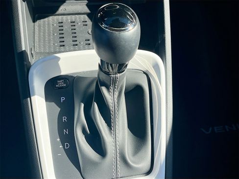 Used 2024 Hyundai Venue Limited image 17