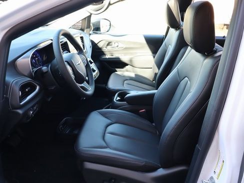 New 2026 Chrysler Pacifica Select image 10