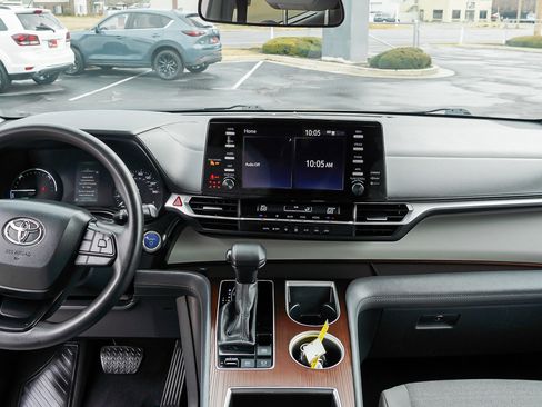 Used 2024 Toyota Sienna LE image 29