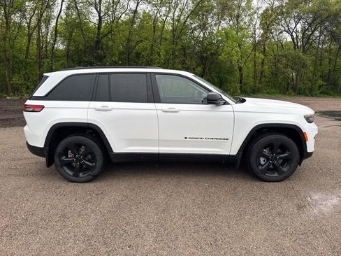 Used 2023 Jeep Grand Cherokee Limited w/ Black Appearance Package AWD/4WD image 12