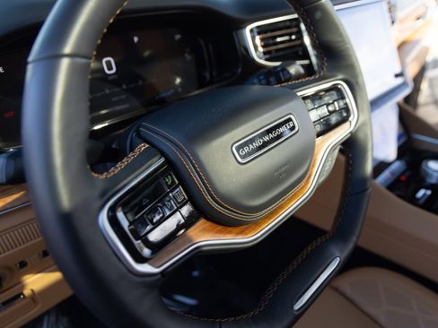 Used 2023 Jeep Grand Wagoneer Series III AWD/4WD image 18