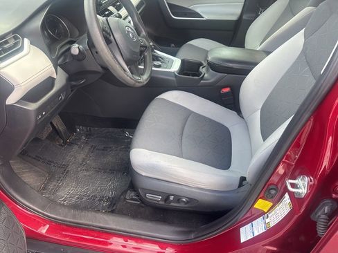 Used 2022 Toyota RAV4 XLE w/ Convenience Package image 4