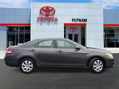 Used 2011 Toyota Camry LE FWD image 3