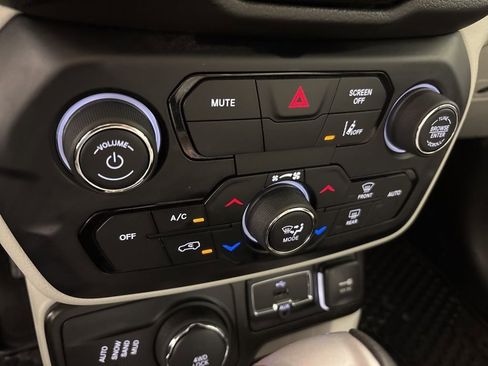 Used 2022 Jeep Renegade Latitude image 32