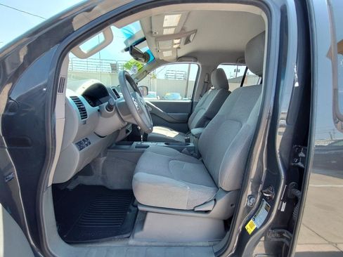 Used 2013 Nissan Frontier SV w/ SV Value Truck Pkg AWD/4WD image 16